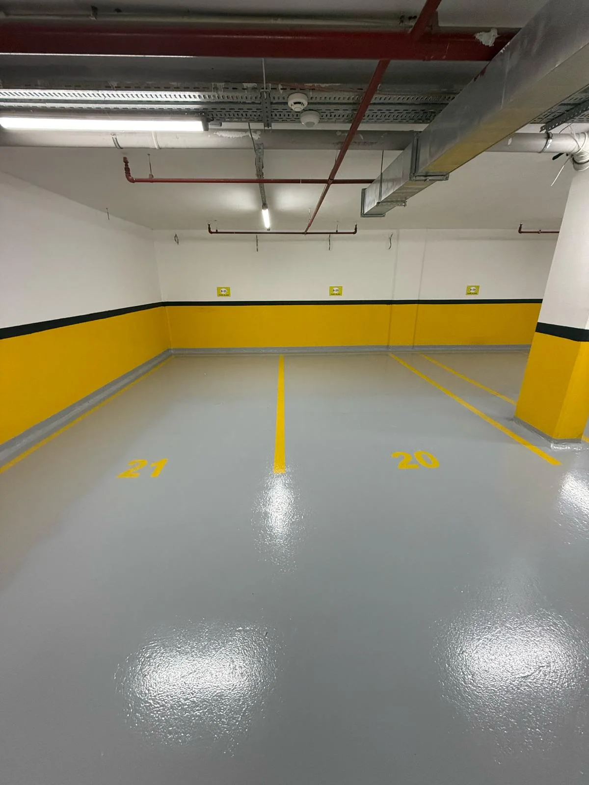 Gri kaplamalı kapalı otoparkın geniş açı görünümü – Otopark epoksi zemin kaplama saha fotoğrafı