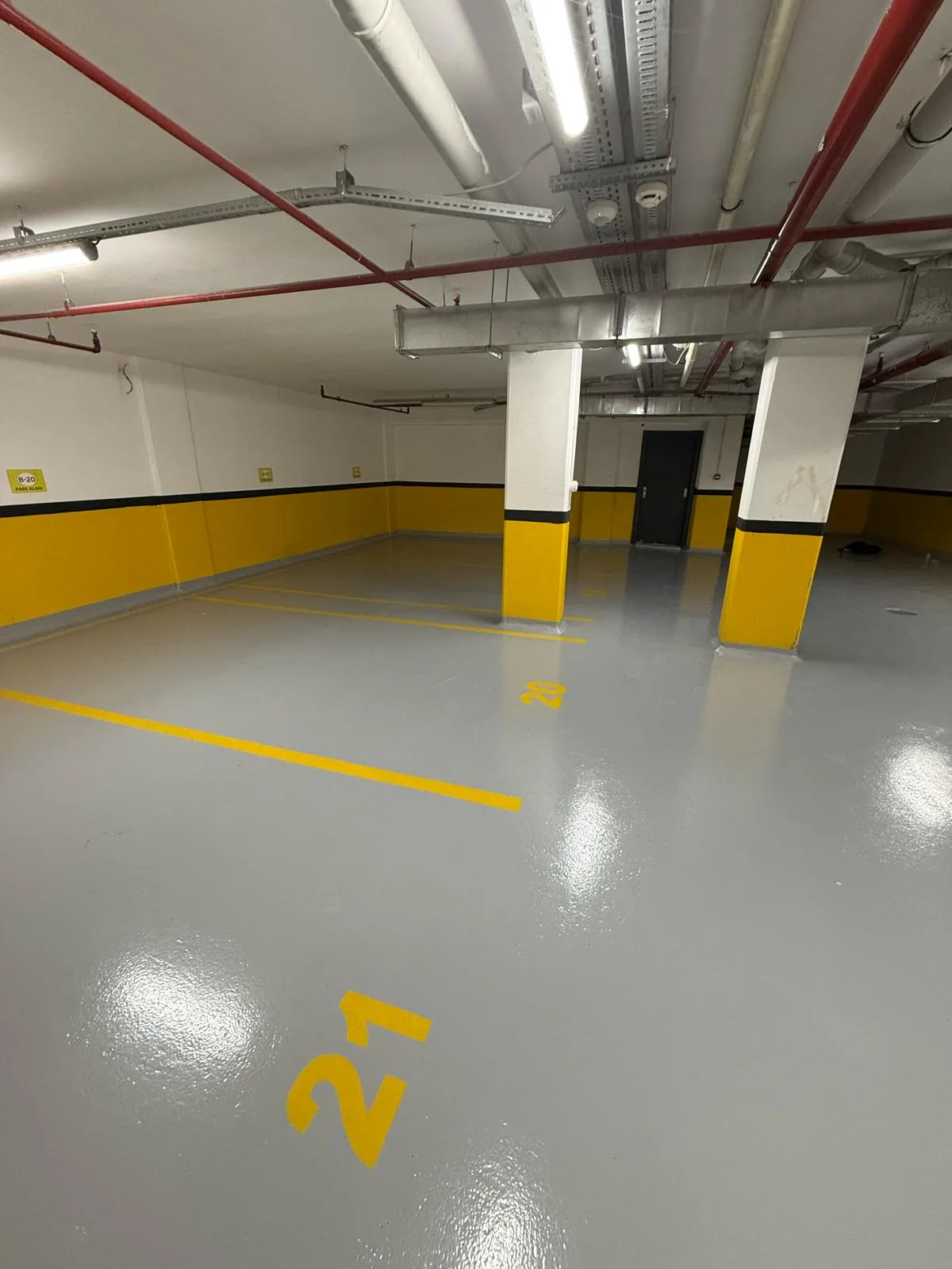 Kapalı otoparkta sarı kolonlu geçiş zemini – Otopark epoksi zemin kaplama saha fotoğrafı