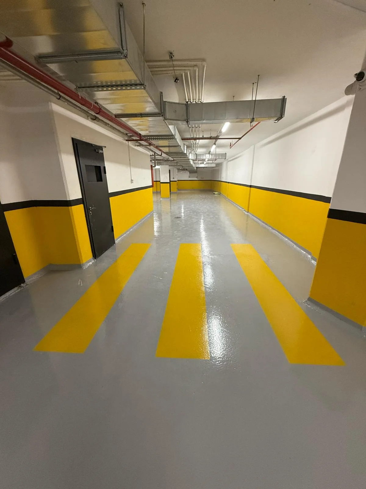 Kapalı otoparkın sarı yönlendirme işaretleri – Otopark epoksi zemin kaplama saha fotoğrafı